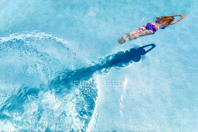 Donna immersioni in piscina acqua — Foto stock