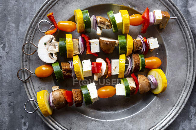 Brochettes grillées végétariennes, tomates, courgettes jaunes et vertes, tofu, feta, oignon et champignon — Photo de stock