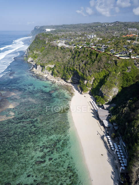 Indonesia, Bali, Vista aérea de la playa de Karma Kandara - foto de stock