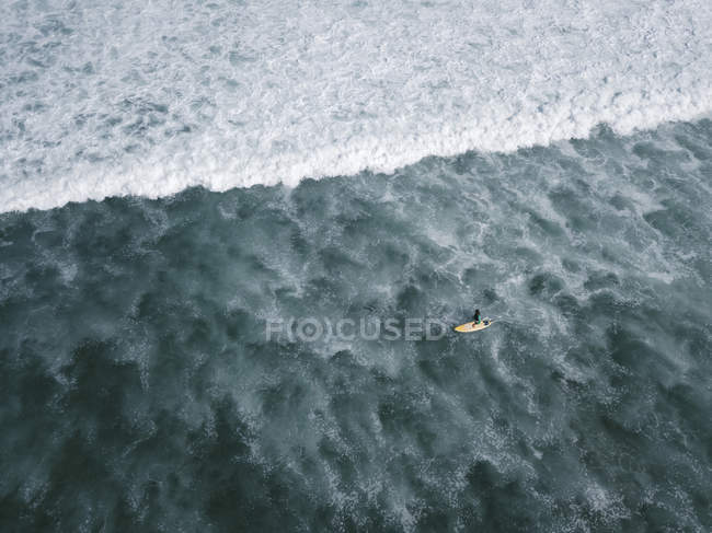 Индонезия, Бали, Вид с воздуха на пляж Бальнган, серфер — стоковое фото