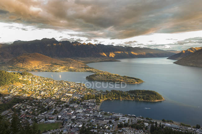 Новая Зеландия, Южный остров, Куинстаун и озеро Вакатипу на закате — стоковое фото