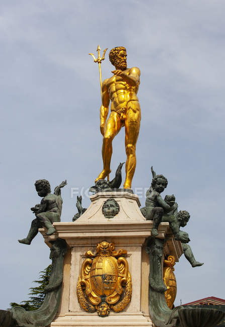 Georgia, Adjara, Batumi, Golden sculpture on the Neptune fountain — Stock Photo