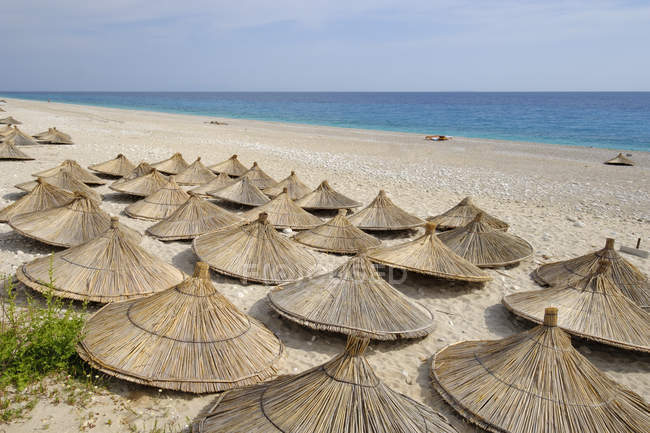 Albania, Ionean sea, Albanian Riviera, sunshades on the beach of Dhermi — Stock Photo