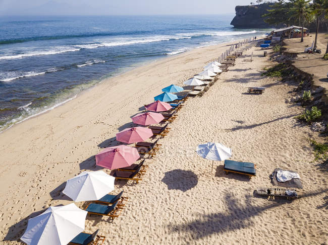 Indonesien, Bali, Luftaufnahme des Balangan Strandes, Liegestühle und Sonnenschirme — Stockfoto