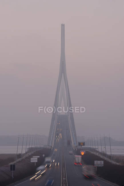 França, Le Havre, Pont de Normandie em névoa matinal — Fotografia de Stock
