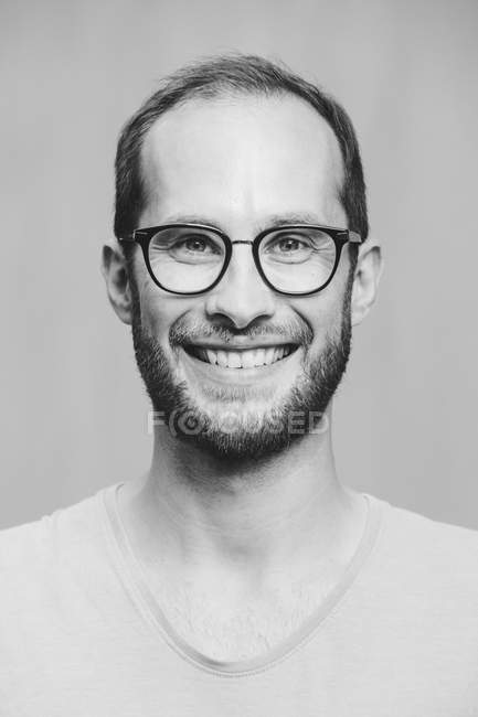 Retrato del hombre sonriente con gafas - foto de stock