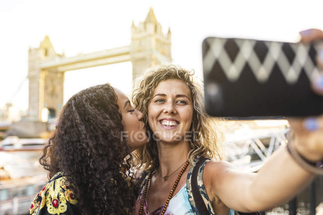 Жінки друзі беручи селфі з Тауерський міст на фоні — стокове фото
