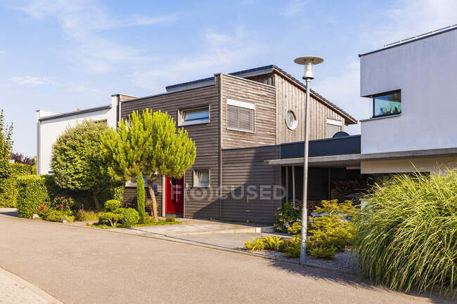 Alemania, Karlsruhe, Casas unifamiliares modernas en Hohenwettersbach —  Techo solar, Casa residencial - Stock Photo | #270485014