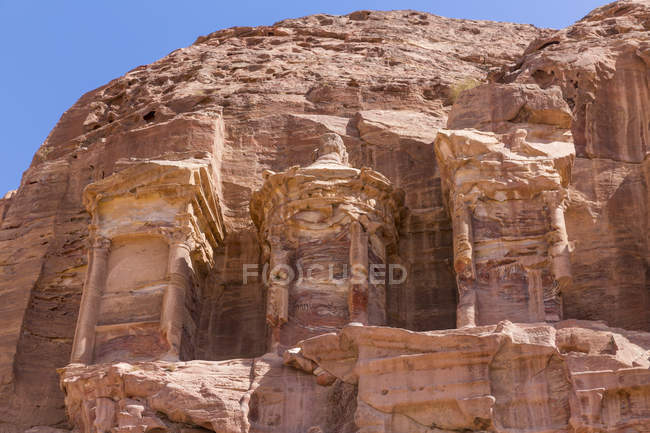 Jordania, Wadi Musa, Petra, Tumbas reales, Tumba corintia - foto de stock