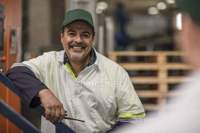 Роботодавець посміхається на заводі. — стокове фото