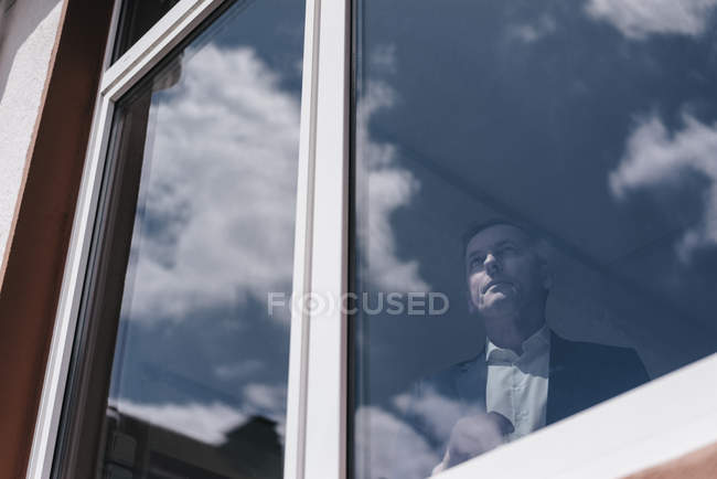 Geschäftsmann schaut im Büro aus dem Fenster — Stockfoto