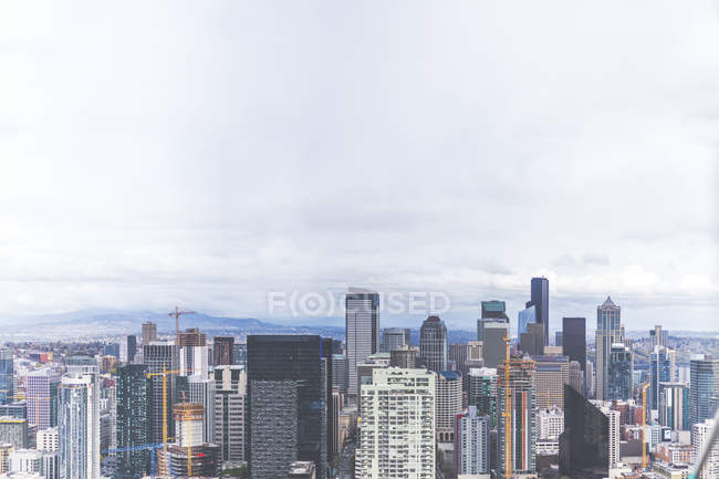 США, штат Вашингтон, Сиэтл, Skyline и облака — стоковое фото