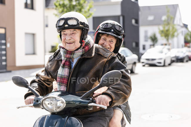 Щасливий старший пара їзда моторолера — стокове фото