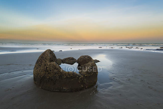 Neuseeland, otago coast, moeraki boulders am koekohe beach mit himmel bei sonnenaufgang — Stockfoto