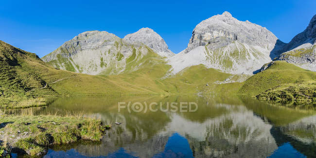Germania, Baviera, Allgaeu, Alpi di Allgaeu, Lago Rappensee, Linkerskopf, Rothgundspitze e Hochgundspitze — Foto stock