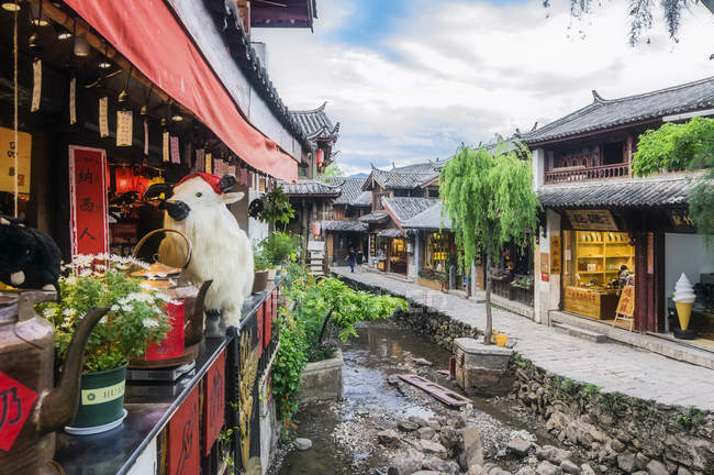 China, Yunnan, Lijiang, scenic alley in the old town — Stock Photo