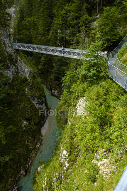 Germany, Bavaria, Leutasch Gorge near Mittenwald, woman on bridge — Stock Photo