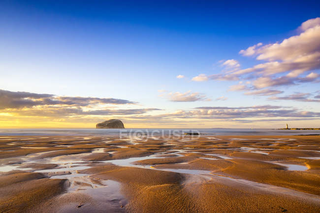 Regno Unito, Scozia, East Lothian, North Berwick, Firth of Forth, vista su Bass Rock e faro — Foto stock