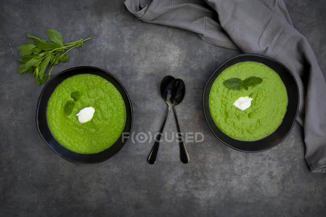 Two bowls of pea mint soup — Stock Photo