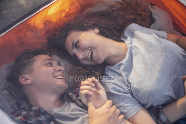 Close-up de feliz jovem casal descansando na tenda — Fotografia de Stock