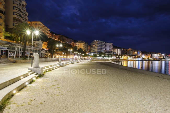Albania, Contea di Vlore, Saranda, spiaggia all'ora blu — Foto stock