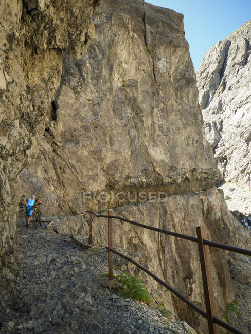 Schweiz, Unterengadin, Mountainbiker auf dem Weg zur Uina-Schlucht — Stockfoto