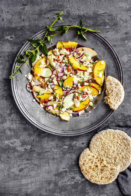 Salad with peaches, feta and mint served with pita bread — Stock Photo