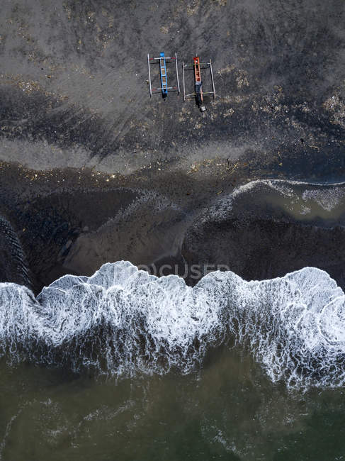 Indonésie, Bali, Vue aérienne de la plage de Yeh Gangga, banca bateaux — Photo de stock