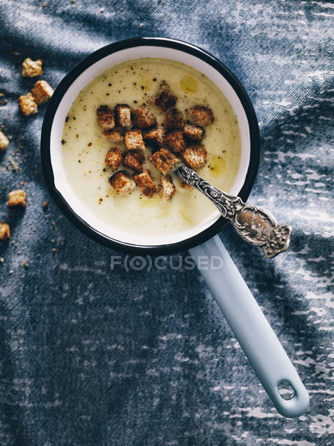 Creme of vegetable soup with croutons — Stock Photo