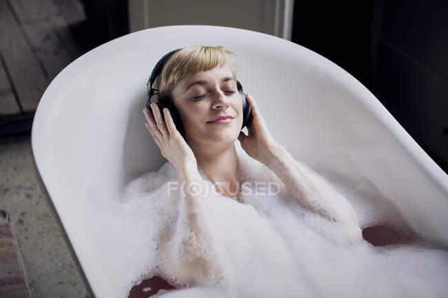 Девушка блондинка купается в ванной иллюстрация Stock-Illustration | Adobe Stock