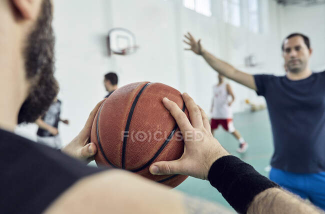 Человек с баскетболом, в помещении — стоковое фото