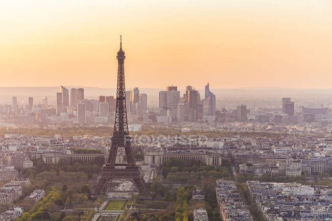 França, Paris, Cidade com Torre Eiffel ao pôr do sol — Fotografia de Stock
