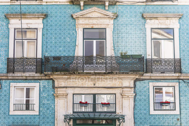 Portugal, Lisbonne, Façade de maison avec azulejos — Photo de stock