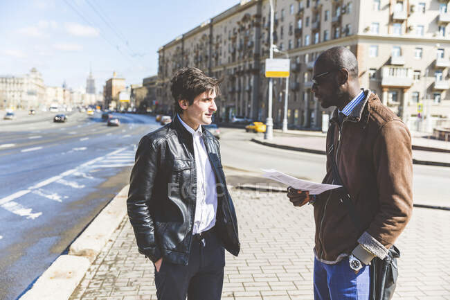 Russia, Moscow, two businessmen in the city — Stock Photo