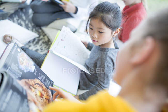 Alunos lendo juntos na escola — Fotografia de Stock