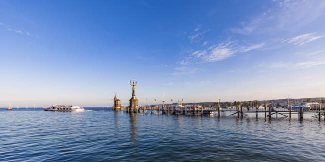 Alemanha, Constança, vista para a entrada do porto com farol e Imperia — Fotografia de Stock