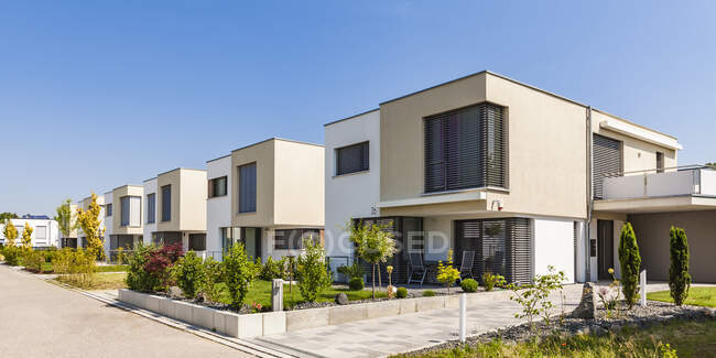 Alemania, Baviera, Neu-Ulm, casas unifamiliares modernas, casas de eficiencia - foto de stock