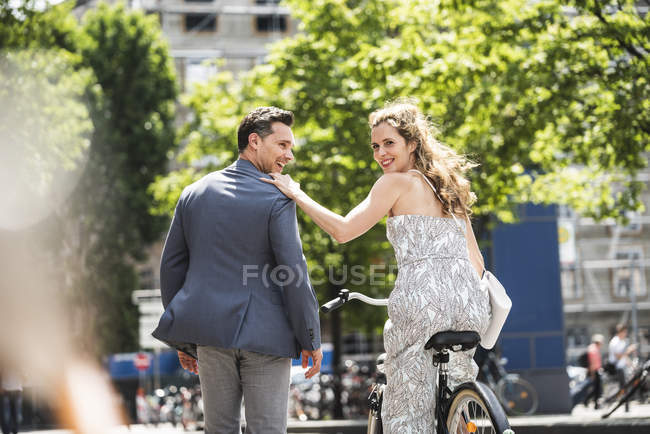 Coppia felice con bicicletta in città — Foto stock