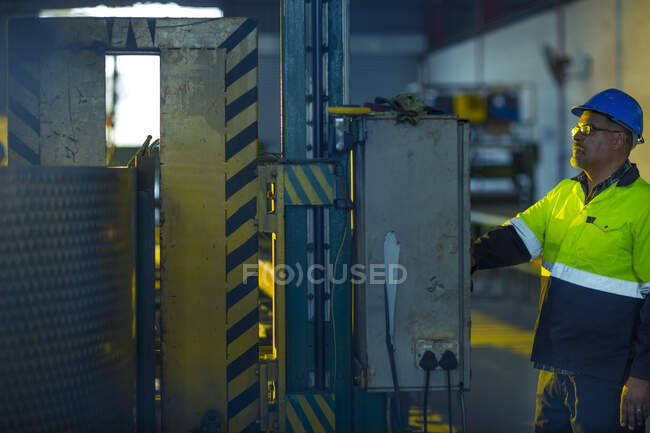 Інженер на промислових заводах перевіряє машини — стокове фото