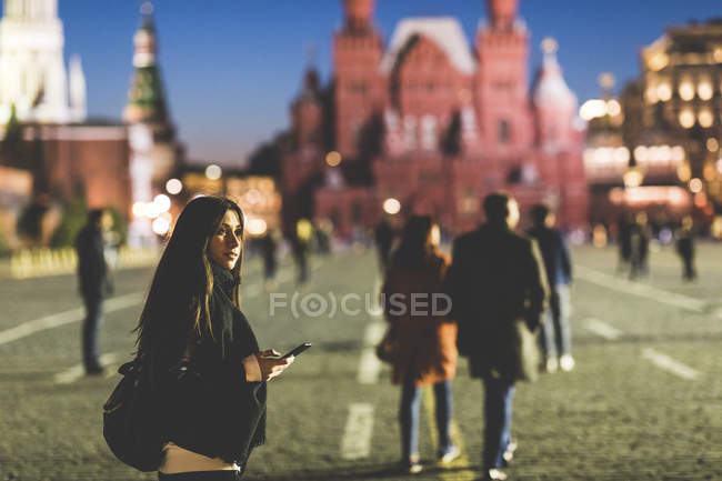 Russia, Moscow, young woman visiting Red Square at night — Stock Photo