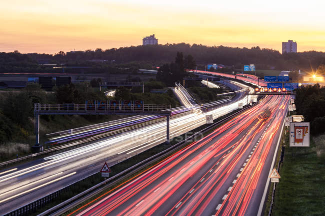 Deutschland, baden-wuerttemberg, stuttgart, autobahn a8 am abend, leichte wege — Stockfoto