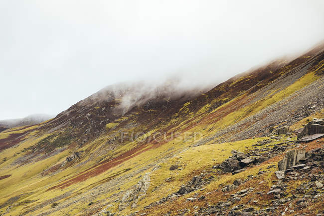 Royaume-Uni, Angleterre, Cumbrie, Lake District, nuages couvrant le sommet des montagnes au col Honister — Photo de stock