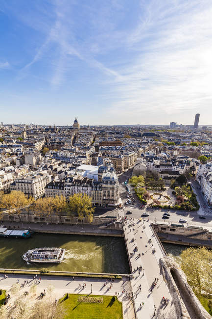France, Paris, Centre ville avec bateau touristique sur la Seine — Photo de stock