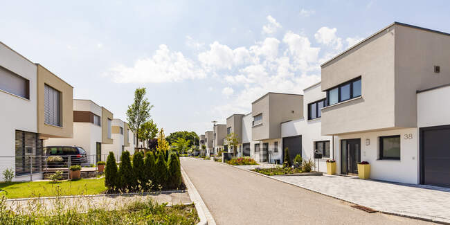 Alemania, Baviera, Neu-Ulm, casas unifamiliares modernas, casas de eficiencia - foto de stock