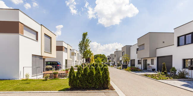 Alemania, Baviera, Neu-Ulm, casas unifamiliares modernas, casas de eficiencia - foto de stock
