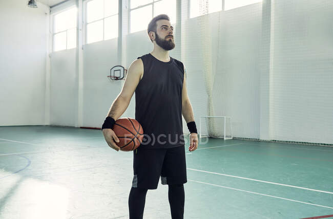 Man with basketball, indoor — Stock Photo
