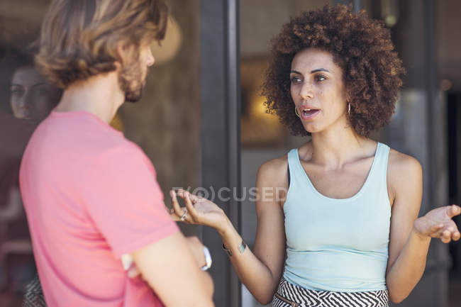 Pareja discutiendo en la calle — Caucásica, Casual - Stock Photo | #274266034 Pareja discutiendo en la calle — Caucásica, Casual - Stock Photo | #274266034