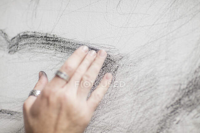 Disegno toccante della mano dell'artista — Foto stock