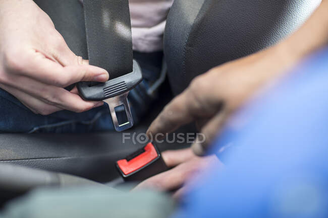 Мужские руки в ремнях безопасности для крепления автомобиля — стоковое фото