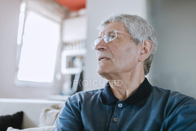 Hombre mayor con audífono - foto de stock